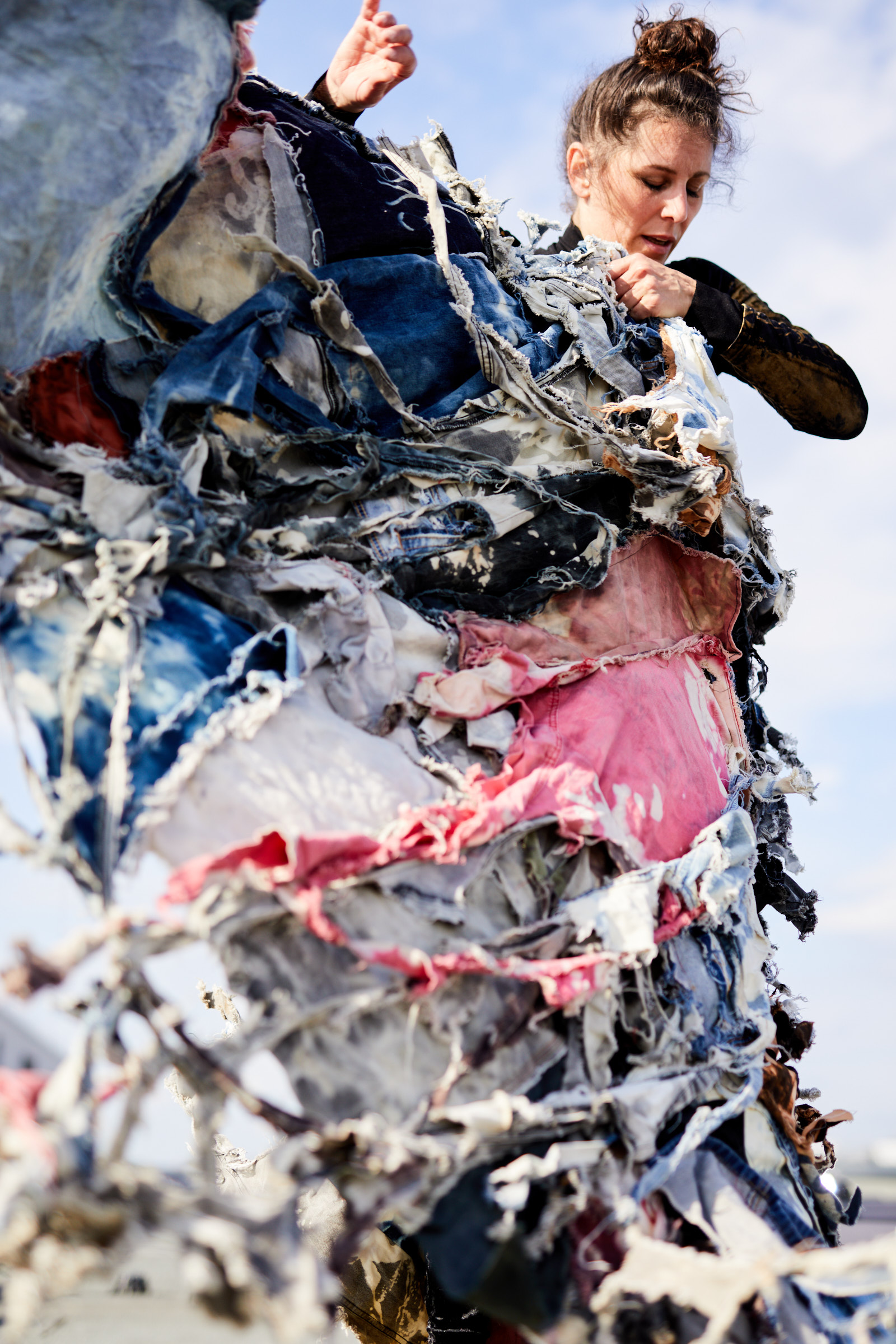 HZT MA SODA alumna Ana Lessing Menjibar im Umhang von Eric Winkler für das Cover der UdK Tagesspiegel Beilage zur Demonstration Kunst Raum Stadt