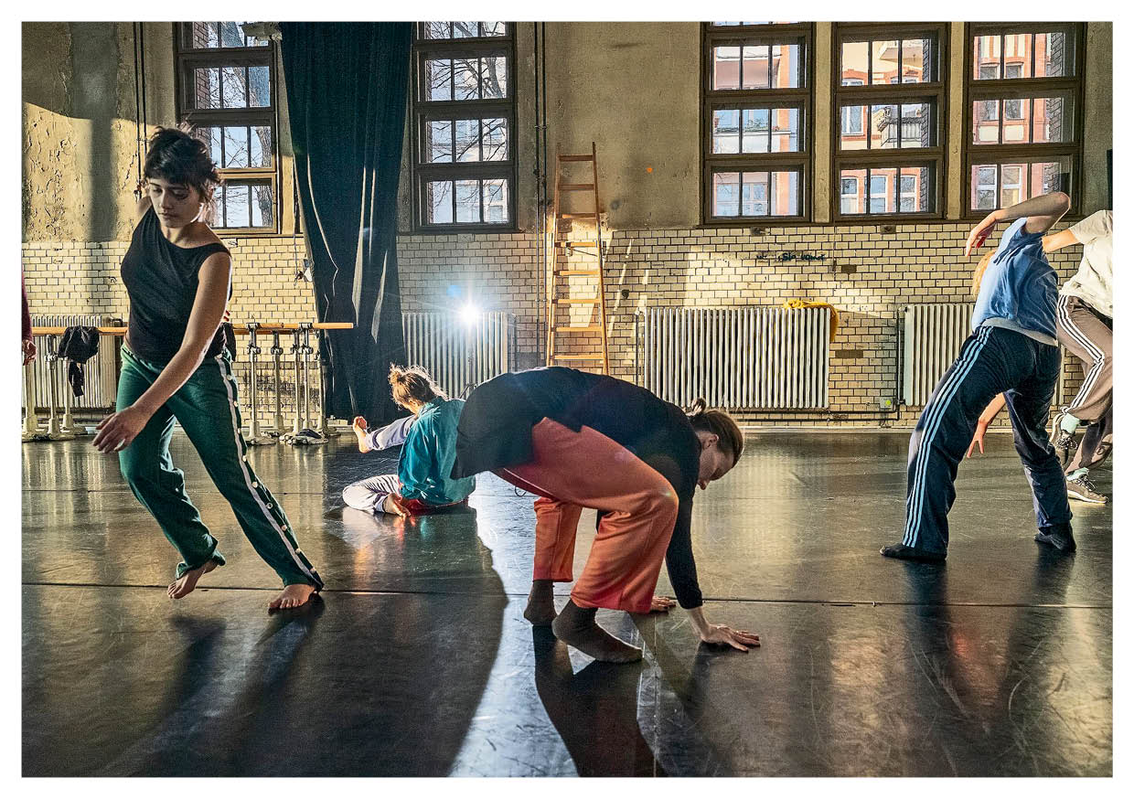 BA Tanz, Kontext, Choreographie. Auf dem Bild v.l.n.r: Maud Buckenmeyer, Deva Schubert, Shade Theret, 2019.
