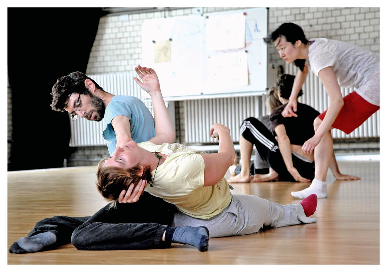 BA Tanz, Kontext, Choreographie. Workshop. Auf dem Bild v.l.n.r.: Nir Vidan, Alys Longley, Mimi Jeong, Campous Uferstudios, 2015. 