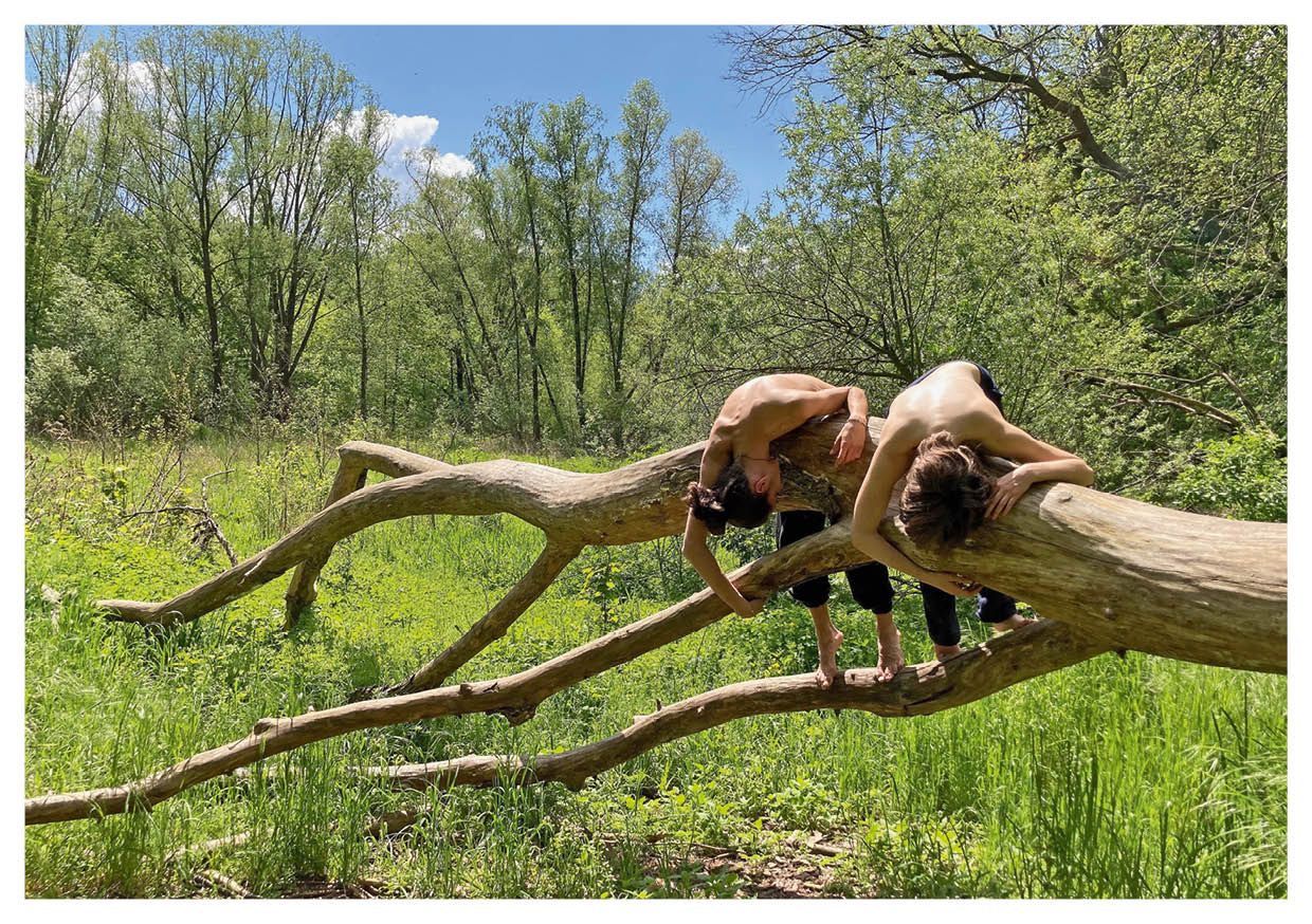 Svea Schneider-Sierra “Weaving in: ein Performance walk für 5 Tänzer*innnen, 10 Zuschauer*innen und einen Wald“ Tegeler Fließ, 2021. Mit Tasha Hess-Neustadt, Lorenzo Savino.