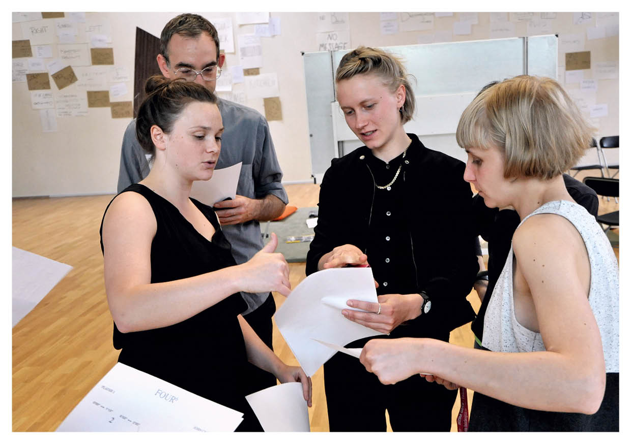 BA Tanz, Kontext, Choreographie. Workshop. Auf dem Bild v.l.n.r.: Sophie C. Brunner, Florian Feigl, Miriam Kongstad, Josephine Findeisen, Campus Uferstudios, 2015.